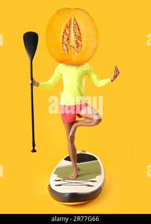 Meditierender Mann mit Sup-Board und saftiger Melone anstelle seines Kopfes auf orangefarbenem Hintergrund Stockfoto