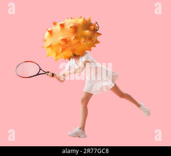 Eine Tennisspielerin mit exotischem Kiwano anstelle ihres Kopfes auf pinkfarbenem Hintergrund Stockfoto