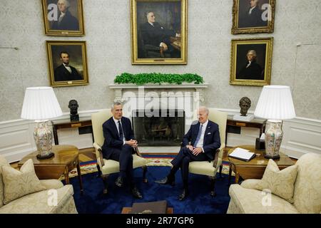 Washington, Vereinigte Staaten. 13. Juni 2023. US-Präsident Joe Biden trifft sich mit NATO-Generalsekretär Jens Stoltenberg am 13. Juni 2023 im Oval Office im Weißen Haus in Washington, DC. Kredit: Samuel Corum/Pool via CNP/dpa/Alamy Live News Stockfoto