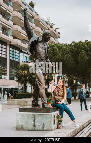 MONTREUX, SCHWEIZ - 10. MAI 2018. Junge Touristin besucht die Statue des legendären Sängers Freddie Mercury Stockfoto