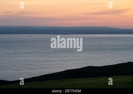 Die Küste und die Hügel von Südwales werden bei Sonnenaufgang beleuchtet, einschließlich der Wahrzeichen Aberthaw Power Station, Garth Hill und Wenvoe Sender, wie aus der Sicht von gesehen Stockfoto