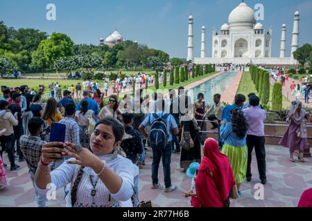 Junge Frau macht Selfie, Taj Mahal, UNESCO-Weltkulturerbe, Agra, Uttar Pradesh, Indien, Asien Stockfoto