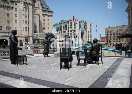 Am 27. Mai 2023 befinden sich Frauen vor dem Senat Kanadas und gegenüber dem Fairmont Chateau Laurier Hotel in Ottawa, Ontario, Kanada Stockfoto