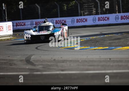 94 DUVAL Loic (Fra), MENEZES Gustavo (usa), MULLER Nico (XIII), Peugeot TotalEnergies, Peugeot 9x8, Aktion während der 24 Stunden von Le Mans 2023 auf dem Circuit des 24 Heures du Mans vom 10. Bis 11. Juni 2023 in Le Mans, Frankreich Stockfoto