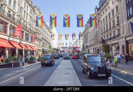 London, Großbritannien. 13. Juni 2023. Pride Flags schmücken die Regent Street im Zentrum von London für den Pride Month. (Kreditbild: © Vuk Valcic/SOPA Images via ZUMA Press Wire) NUR REDAKTIONELLE VERWENDUNG! Nicht für den kommerziellen GEBRAUCH! Stockfoto