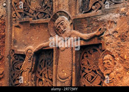 Novi Sad, Serbien - 29. Mai 2023: Armenischer Chatschkar, erbaut aus Stein vulkanischen Ursprungs aus Armenien. Auch bekannt als Khatchkar, diese sind geschnitzt, Erinnerungsstücke Stockfoto