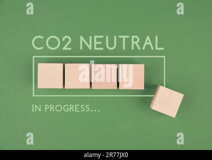 CO2 Neutral in Arbeit, Belastungsbalken für grüne Energie, Verringerung des CO2-Fußabdrucks, nachhaltige erneuerbare Elektrizität, Umweltschutz Stockfoto