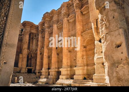 Korinthische Hauptstädte mit Ornamenten der Säulen des Bacchus-Tempels in Baalbek, Beqaa-Tal, Libanon. Heliopolis Tempelanlage. UNESCO-Weltkulturerbe Stockfoto