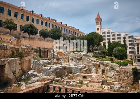 Ruinen des römischen Bades, umgeben von modernen Gebäuden in der Innenstadt von Beirut. Römische Bäder von Berytus, antike archäologische Stätte. Grand Palace und Saint Lou Stockfoto
