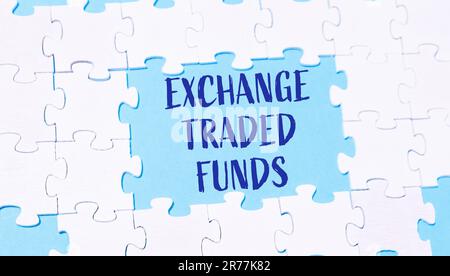 Puzzles auf blauem Hintergrund mit der Inschrift Exchange Traded Funds Stockfoto