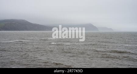 Regen weht über den English Channel über Stonebarrow Hill, Golden Cap und Thorncombe Beacon Klippen an Dorsets Jurassic Coast. Stockfoto