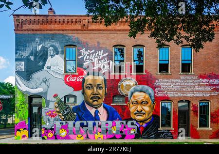 „Big Figures“, ein Wandgemälde zu Ehren von Sen. Michael Figuren, Norman Figuren und Thomas Figuren, ist an der Seite eines Gebäudes in Mobile, Alabama, gemalt. Stockfoto