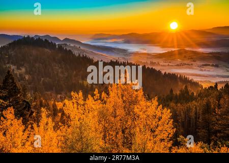 sonnenaufgang über dem Tal des Tenmile Creek unter dem macdonald Pass in der Nähe von helena, montana Stockfoto