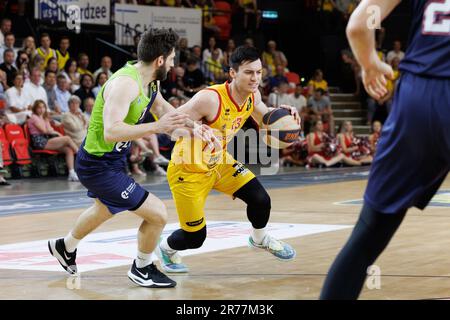 Oostende, Belgien. 13. Juni 2023. Luuk van Bree von Leiden und Alex Barcello von Oostende kämpfen um den Ball während eines Basketballspiels zwischen dem belgischen BC Oostende und dem niederländischen Team ZZ Leiden am Dienstag, den 13. Juni 2023 in Oostende, dem dritten und letzten Spiel im besten von drei Finalen der Basketballmeisterschaft der BNXT League. BELGA FOTO KURT DESPLENTER Kredit: Belga News Agency/Alamy Live News Stockfoto