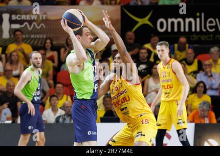 Oostende, Belgien. 13. Juni 2023. Luuk van Bree von Leiden und Tre'Shawn Thurman von Oostende kämpfen um den Ball während eines Basketballspiels zwischen dem belgischen BC Oostende und dem niederländischen Team ZZ Leiden am Dienstag, den 13. Juni 2023 in Oostende, dem dritten und letzten Spiel in den besten von drei Finalen der Basketball-Meisterschaft der BNXT League. BELGA FOTO KURT DESPLENTER Kredit: Belga News Agency/Alamy Live News Stockfoto