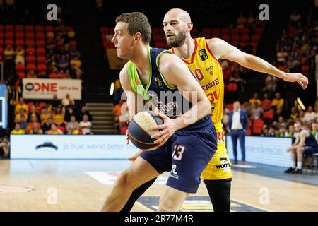 Oostende, Belgien. 13. Juni 2023. Leidens Luuk van Bree und Pierre-Antoine Gillet von Oostende kämpfen um den Ball während eines Basketballspiels zwischen dem belgischen BC Oostende und dem niederländischen Team ZZ Leiden am Dienstag, den 13. Juni 2023 in Oostende, dem dritten und letzten Spiel in den besten von drei Finalen der Basketball-Meisterschaft der BNXT League. BELGA FOTO KURT DESPLENTER Kredit: Belga News Agency/Alamy Live News Stockfoto