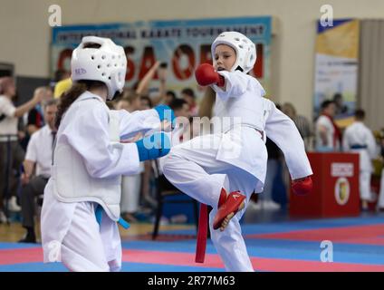 ODESSA, UKRAINE - 3. JUNI 22023: Teilnehmer am Karate-Wettbewerb unter Kindern. Viele Kinder nehmen an einem Kampfsportturnier für First tim Teil Stockfoto