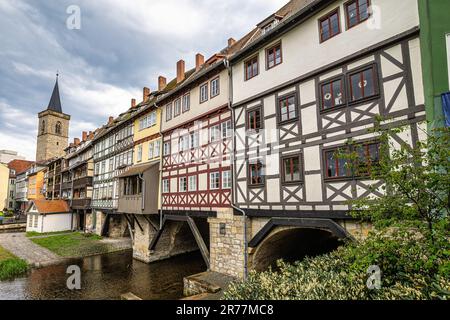 Händlerbrücke, Kraemerbrücke in Erfurt, Deutschland. Es wurde 1325 erbaut. Die einzige Brücke nördlich der Alpen, die komplett mit Häusern überbaut ist Stockfoto