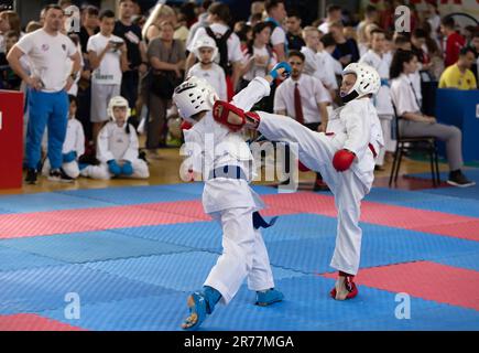 ODESSA, UKRAINE - 3. JUNI 22023: Teilnehmer am Karate-Wettbewerb unter Kindern. Viele Kinder nehmen an einem Kampfsportturnier für First tim Teil Stockfoto