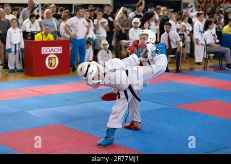 ODESSA, UKRAINE - 3. JUNI 22023: Teilnehmer am Karate-Wettbewerb unter Kindern. Viele Kinder nehmen an einem Kampfsportturnier für First tim Teil Stockfoto