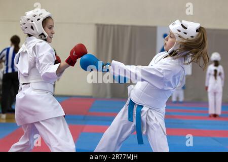 ODESSA, UKRAINE - 3. JUNI 22023: Teilnehmer am Karate-Wettbewerb unter Kindern. Viele Kinder nehmen an einem Kampfsportturnier für First tim Teil Stockfoto