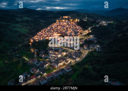 Luftaufnahme der italienischen Stadt auf einem Hügel, Rocca Imperiale in der Abenddämmerung in der Region Kalabrien Stockfoto