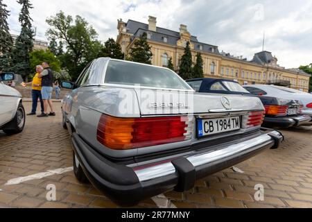 Sofia, Bulgarien - 10. Juni 2023: Retro Parade Old Oldtimer oder Oldtimer oder Auto, Retro Retro Mercedes Benz 380 SL Stockfoto