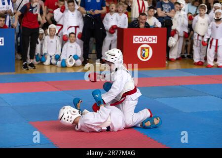 ODESSA, UKRAINE - 3. JUNI 22023: Teilnehmer am Karate-Wettbewerb unter Kindern. Viele Kinder nehmen an einem Kampfsportturnier für First tim Teil Stockfoto