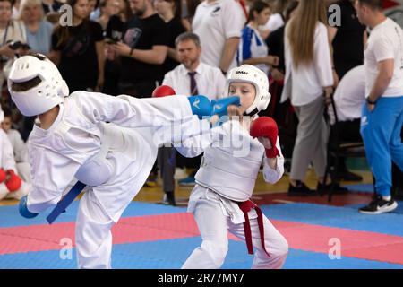 ODESSA, UKRAINE - 3. JUNI 22023: Teilnehmer am Karate-Wettbewerb unter Kindern. Viele Kinder nehmen an einem Kampfsportturnier für First tim Teil Stockfoto