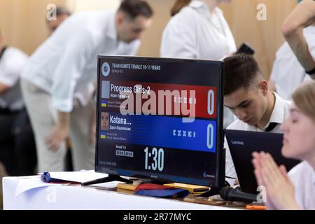 ODESSA, UKRAINE - 3. JUNI 22023: Teilnehmer am Karate-Wettbewerb unter Kindern. Viele Kinder nehmen an einem Kampfsportturnier für First tim Teil Stockfoto