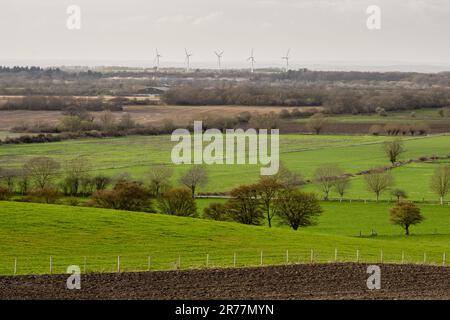 Die Windfarm Westmill erhebt sich auf einem Hügel hinter dem Campus der Defence Academy of the United Kingdom in Shrivenham, aus der Sicht von Compton Beauchamp in Oxfordshir Stockfoto