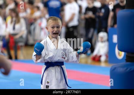 ODESSA, UKRAINE - 3. JUNI 22023: Teilnehmer am Karate-Wettbewerb unter Kindern. Viele Kinder nehmen an einem Kampfsportturnier für First tim Teil Stockfoto