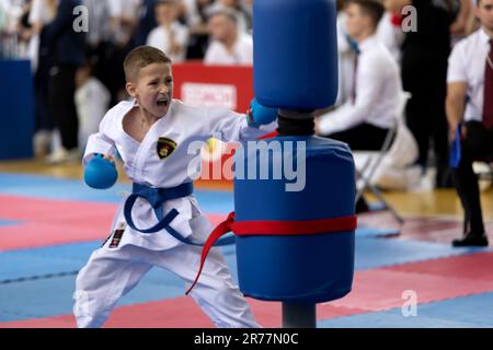 ODESSA, UKRAINE - 3. JUNI 22023: Teilnehmer am Karate-Wettbewerb unter Kindern. Viele Kinder nehmen an einem Kampfsportturnier für First tim Teil Stockfoto