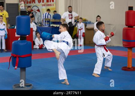 ODESSA, UKRAINE - 3. JUNI 22023: Teilnehmer am Karate-Wettbewerb unter Kindern. Viele Kinder nehmen an einem Kampfsportturnier für First tim Teil Stockfoto