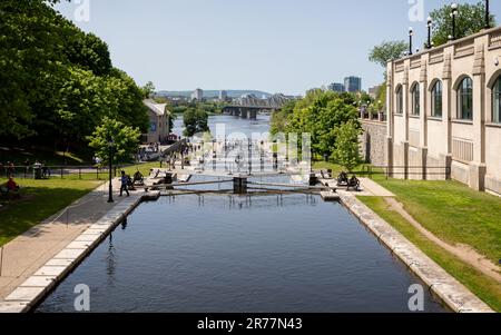 Schleusenflug auf dem Rideau Canal am Fairmont Chateau Laurier Hotel in Ottawa, Ontario, Kanada, am 27. Mai 2023 Stockfoto