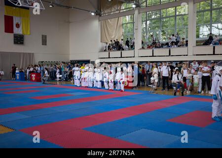 ODESSA, UKRAINE - 3. JUNI 22023: Teilnehmer am Karate-Wettbewerb unter Kindern. Viele Kinder nehmen an einem Kampfsportturnier für First tim Teil Stockfoto