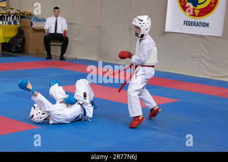 ODESSA, UKRAINE - 3. JUNI 22023: Teilnehmer am Karate-Wettbewerb unter Kindern. Viele Kinder nehmen an einem Kampfsportturnier für First tim Teil Stockfoto