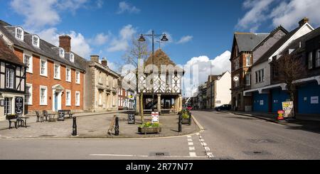 Traditionelle Häuser, Geschäfte, Büros und das Rathaus säumen die High Street des Royal Wootton Bassett in Wiltshire. Stockfoto