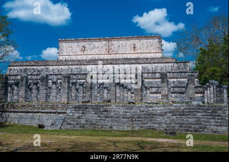 Maya-Tempel in Chichen Itza, einer der UNESCO-Weltkulturerbestätten in Mexiko. Stockfoto
