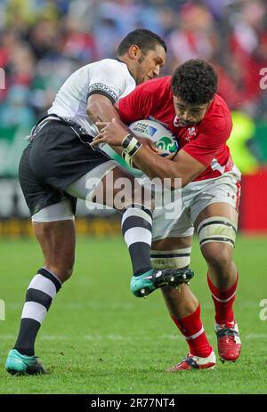 Fidschis Nicky Little interagiert mit Wales Toby Faletau bei einem Spiel im Pool D der Rugby-Weltmeisterschaft 2011, Waikato Stadium, Hamilton, Neuseeland, Sonntag, Oktober 02, Stockfoto