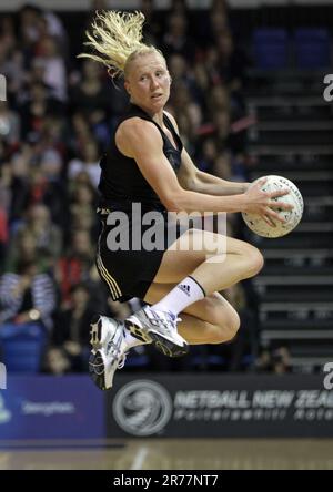 Neuseeländische Laura Langman in Aktion gegen England während eines Spiels der New World Netball Series, Trusts Stadium, Auckland, Neuseeland, Montag, 03. Oktober 2011. Stockfoto