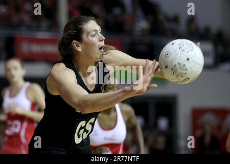 Neuseelands Irene van Dyk passt den Ball während eines Spiels der New World Netball Series, Trusts Stadium, Auckland, Neuseeland, Montag, 03. Oktober 2011. Stockfoto