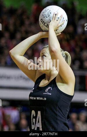 Neuseeländische Anna Thompson im Kampf gegen England während eines Spiels der New World Netball Series, Trusts Stadium, Auckland, Neuseeland, Montag, 03. Oktober 2011. Stockfoto