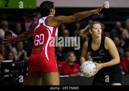 Neuseeländische Anna Thompson im Kampf gegen England während eines Spiels der New World Netball Series, Trusts Stadium, Auckland, Neuseeland, Montag, 03. Oktober 2011. Stockfoto