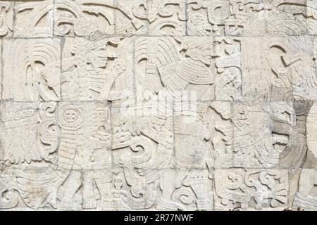 Detail eines Reliefs mit Maya-Ballspielern auf dem Großen Ballplatz in Chichen Itza, Yucatan, Yucatan Halbinsel, Mexiko. Stockfoto