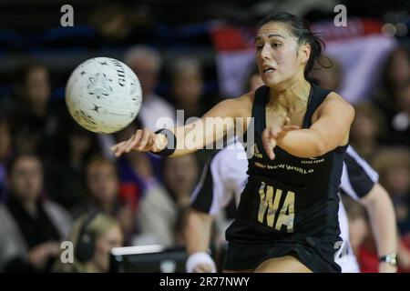 Neuseelands Liana Leota in Aktion gegen England während eines Spiels der New World Netball Series, Trusts Stadium, Auckland, Neuseeland, Montag, 03. Oktober 2011. Stockfoto