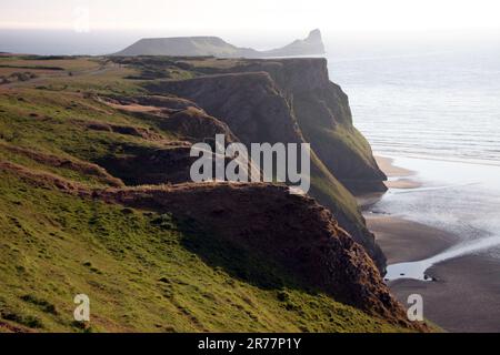 Blick auf die Rhossili Bay Gower Halbinsel Wales bei Sonnenuntergang, einschließlich Worms Head Stockfoto