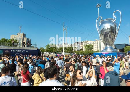 Fußballfans feiern das Spiel Manchester City mit Inter im Finale der UEFA Champions League in Istanbul Türkei. Große silberne Kelchstatue Stockfoto