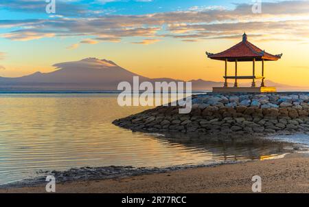 Sanur Beach und Vulkan Mount Agung bei Sonnenaufgang, Bali, Indonesien Stockfoto