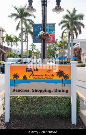 Schilder in der Innenstadt von 5. Avenue South, dem geschäftigen Shopping- und Gastronomiegebiet in Naples, Florida, USA. Stockfoto